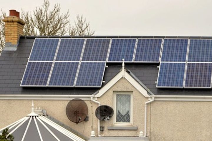 O uso de fachadas ventiladas, com espaço de ar entre camadas externas e internas das construções, isola o calor e tem se tornado uma tendência. Painéis solares ficam com dupla função: além de gerar energia, criam sombra sobre os tetos, reduzindo a incidência calor direto.