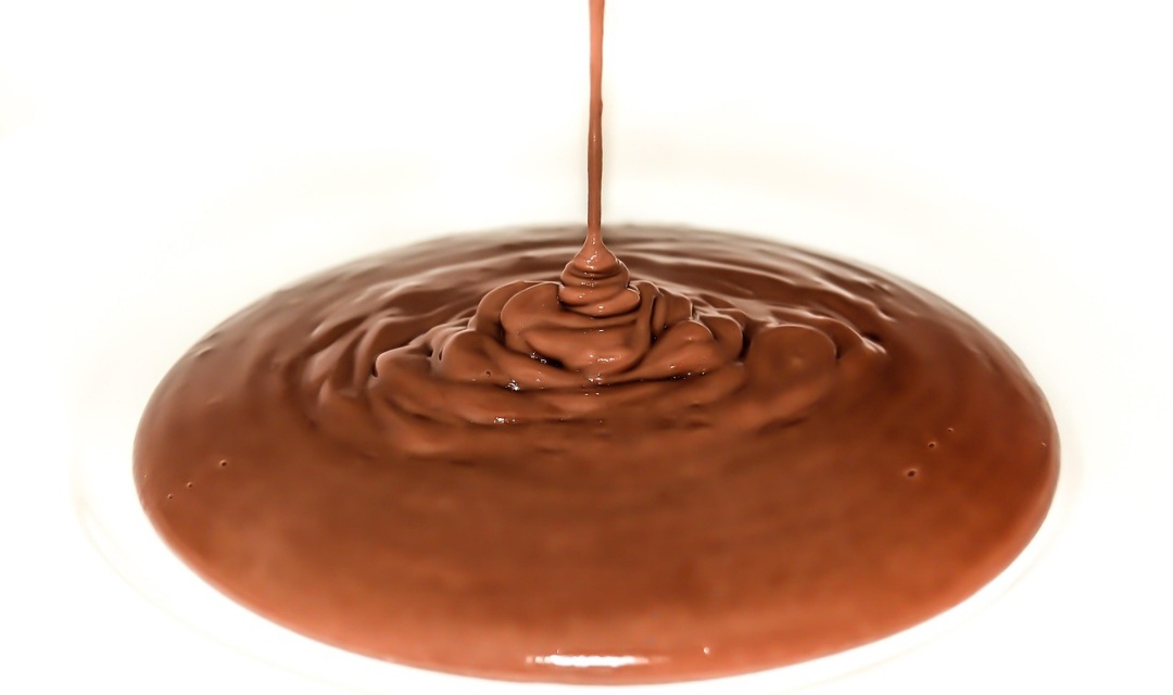 Pelas regras, alimentos que se apresentam como fabricados na Suíça precisam ter ao menos 80% de suas matérias-primas provenientes do país. Além disso, o processamento principal deve ocorrer em solo suíço, excetuando ingredientes que não podem ser cultivados ali, como o cacau.
