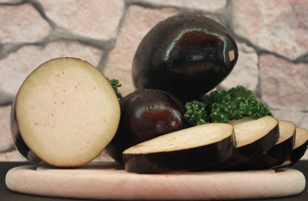 Contribui também para o controle da glicose no sangue, sendo benéfica para quem tem diabetes ou busca prevenir a doença. O consumo da berinjela, então, ajuda a atrasar a absorção dos carboidratos a nível intestinal.