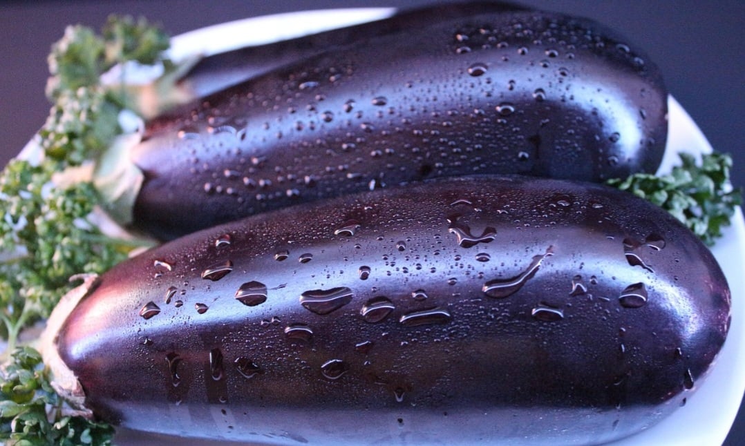 Composta por 96% de água, a berinjela é rica em fibras, antioxidantes, vitaminas (A, C e as do complexo B) e sais minerais. Um legume presente em diferentes receitas, que pode ajudar no bom funcionamento do organismo, na parte cognitiva, assim como afastar diabete e diminuir o colesterol. 