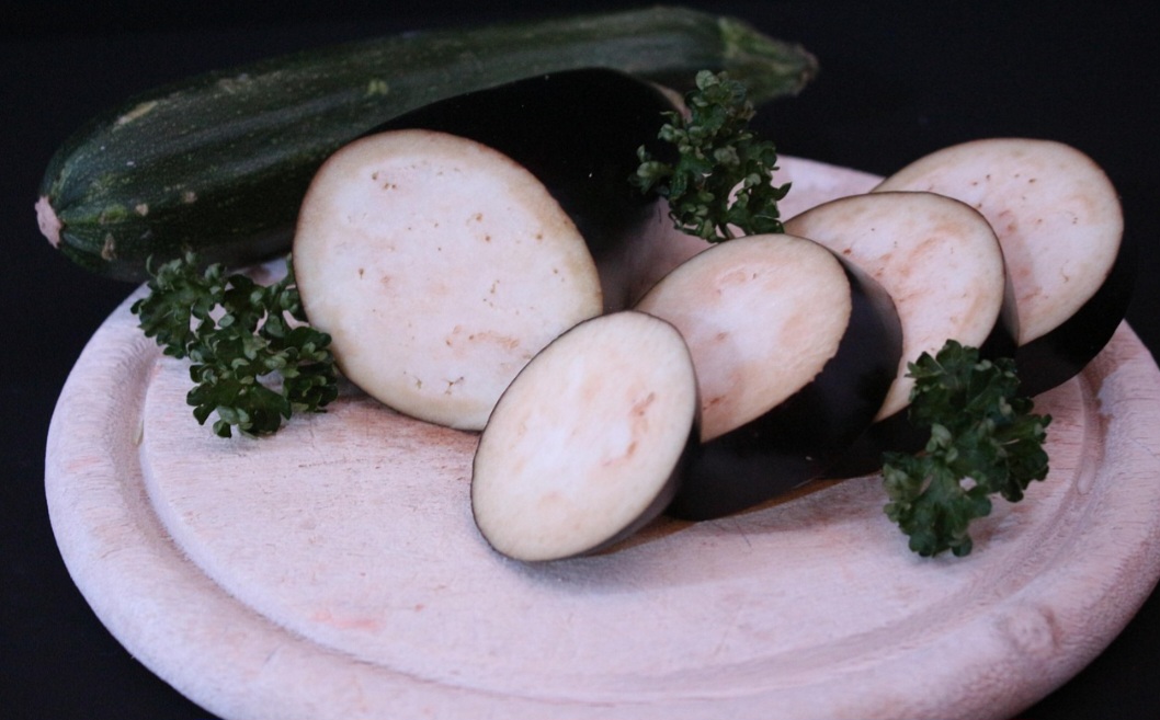 É o fruto da planta Solanum melongena, uma solanaceae arbustiva, anual, originária da Índia. Além disso, é considerado de fácil cultivo nos trópicos e pertence à mesma família do pimentão.