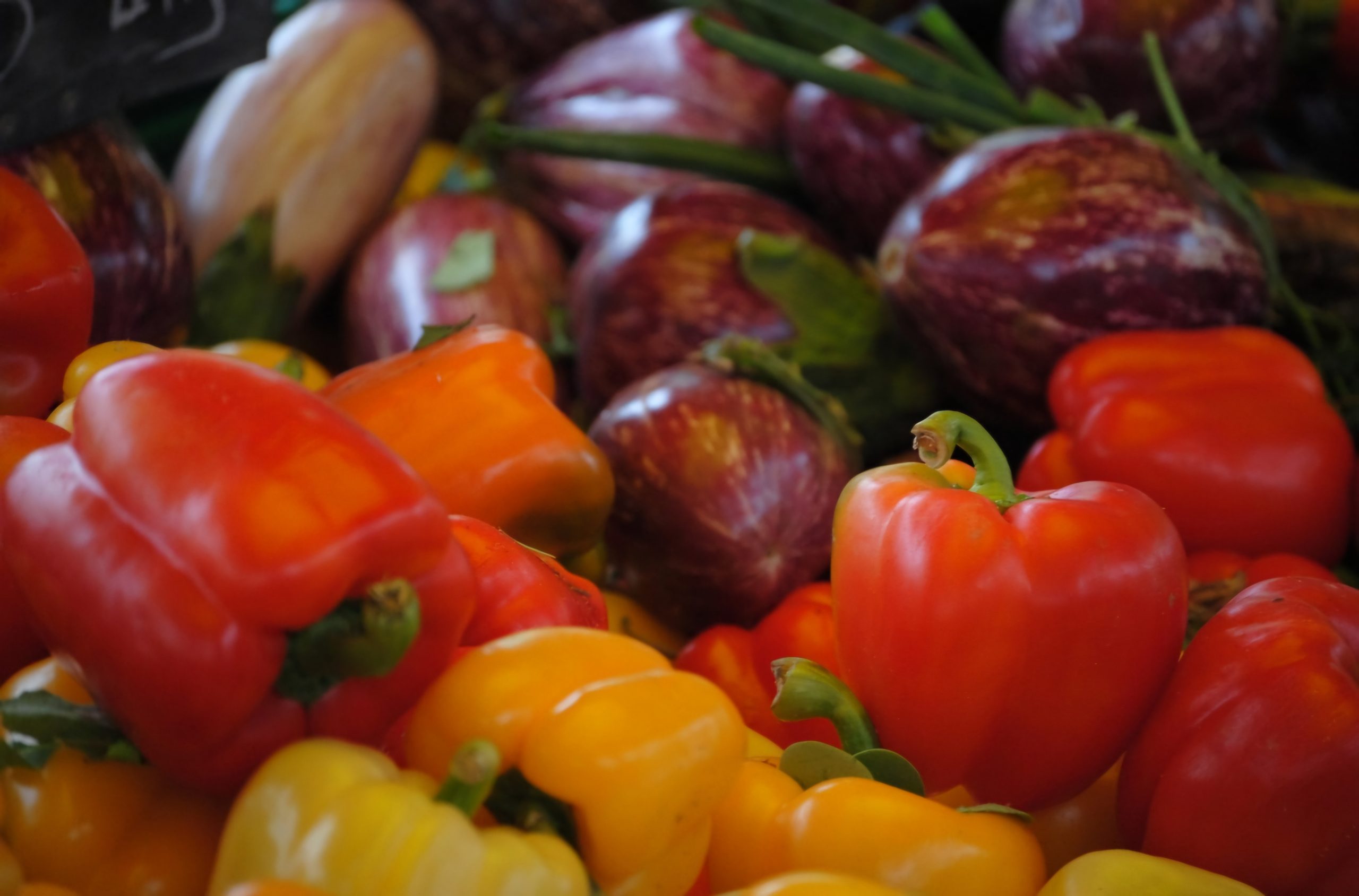 Sua textura suculenta e firme também permite que a berinjela substitua facilmente um pedaço de carne, sendo uma ótima opção o preparo da hortaliça à parmegiana ou empanada.