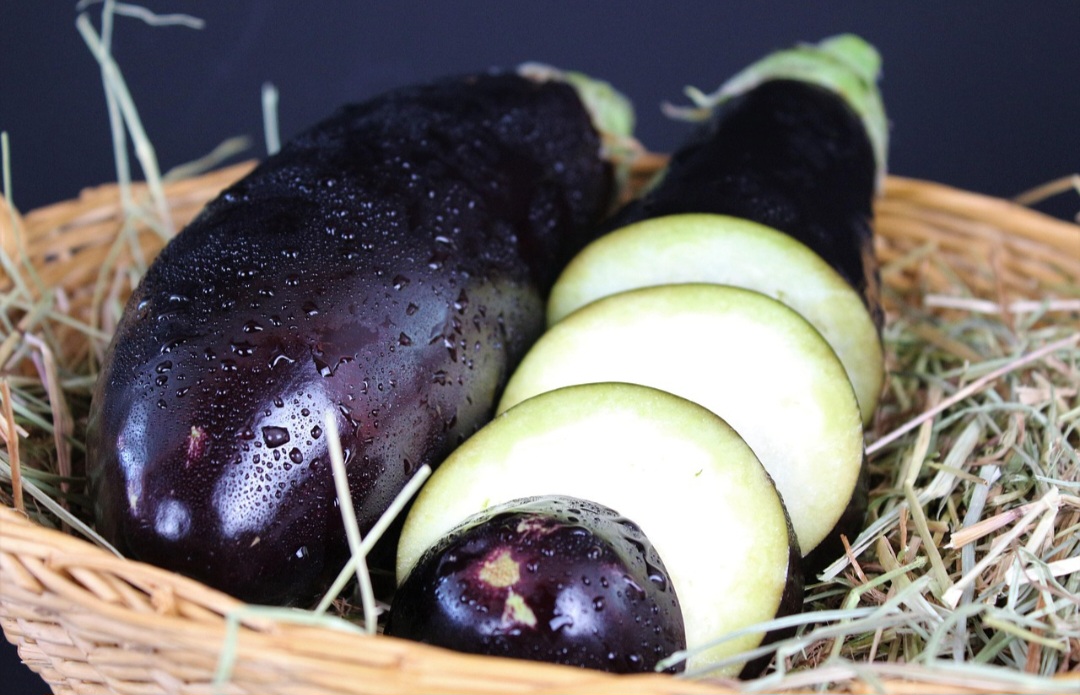 Acredita-se que seu cultivo se iniciou em alguma região do Sudeste Asiático, com o processo de domesticação a tornando maior, alongada e com sabor menos forte. 