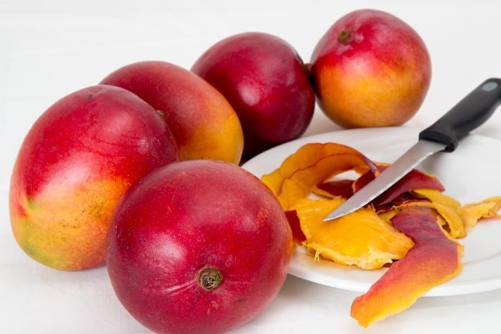 A fruta é conhecida por ser rica em vitaminas A e C, fibras e antioxidantes.