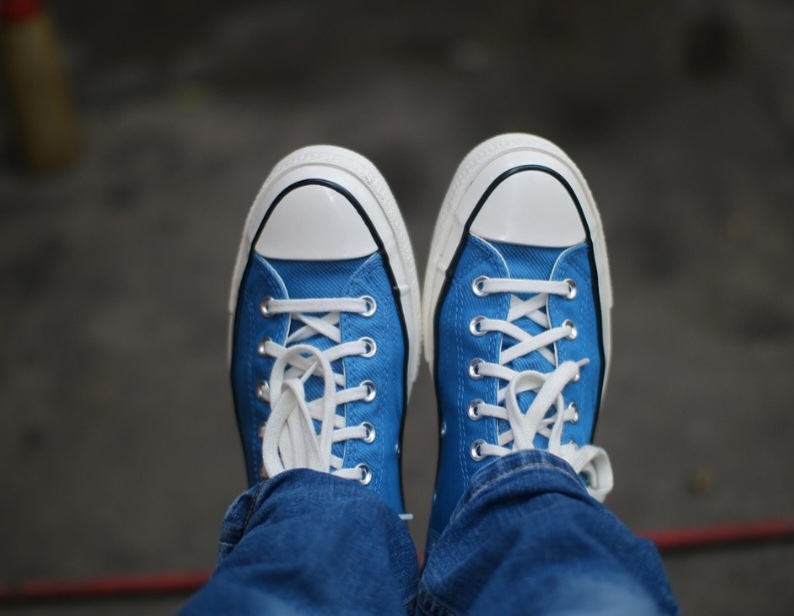 Calçado para todas as idades e diversos momentos da vida, o tênis atravessou a fronteira dos esportes e se tornou ícone de estilo e praticidade. Mais do que um objeto de conforto aos pés, é uma forma de expressar uma identidade cultural da juventude urbana.