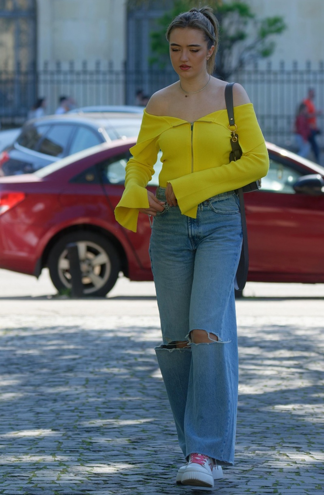 A partir dos anos 1980, marcas de luxo passaram a lançar suas próprias versões, misturando o universo do trabalho com o glamour das grandes grifes. O jeans deixou de ser apenas utilitário e tornou-se produto de desejo, com cortes, lavagens e acabamentos que seguiam as tendências de cada época.
