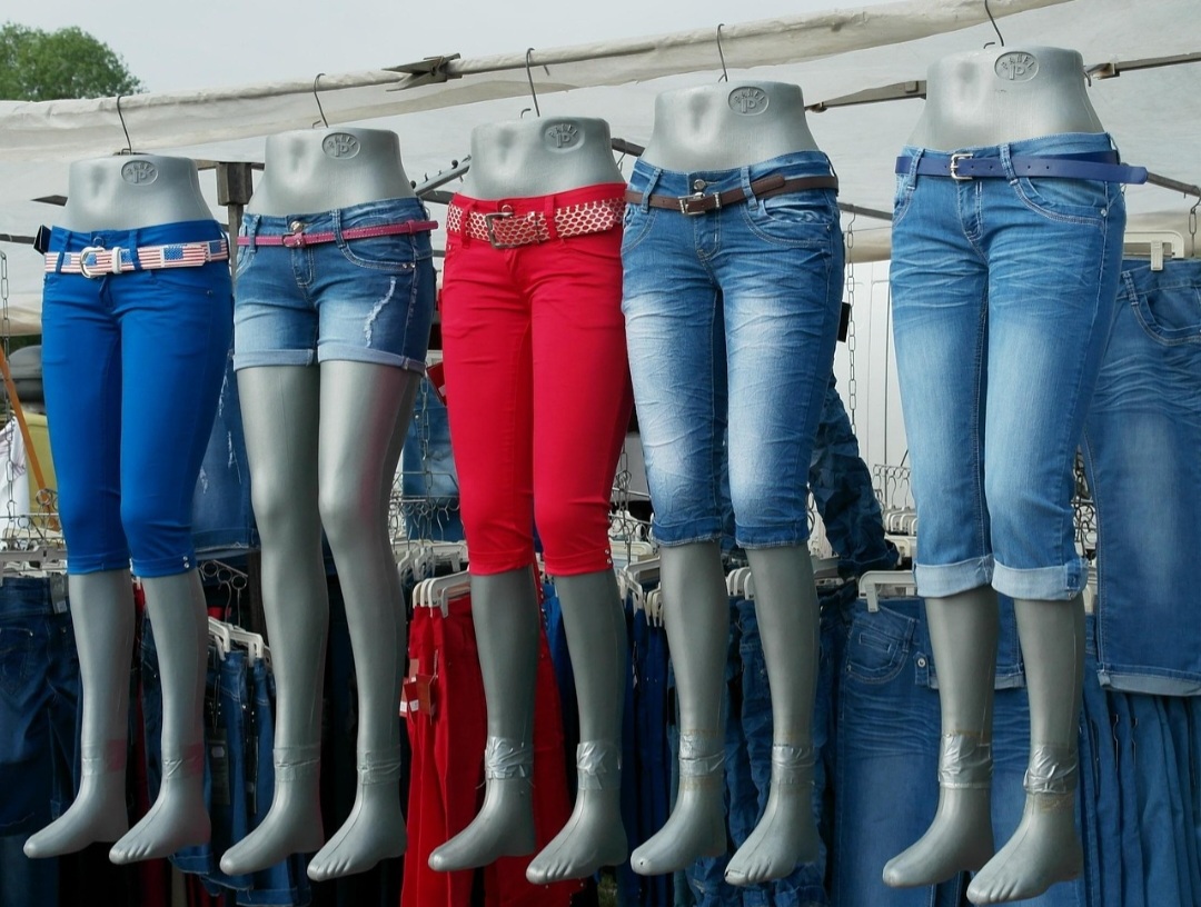 Essa transformação mostra como o jeans continua em movimento, acompanhando não apenas tendências estéticas, mas também debates éticos e de consumo consciente.
