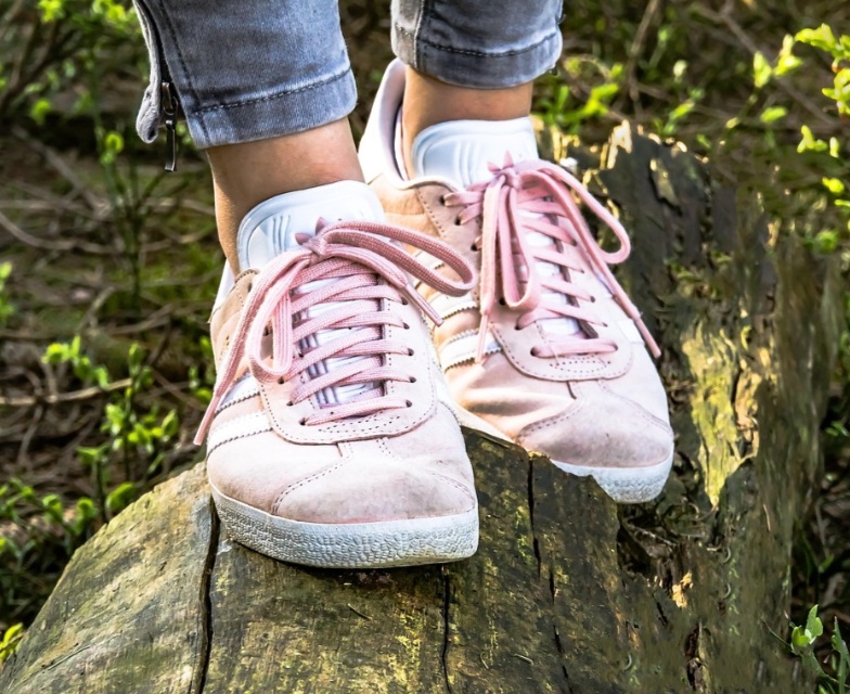 A popularização do calçado levou à criação de modelos para diversas atividades, que os transformaram em um item de uso diário e um ícone da moda, especialmente a partir dos anos 1950 com marcas como Keds e All Stars.  