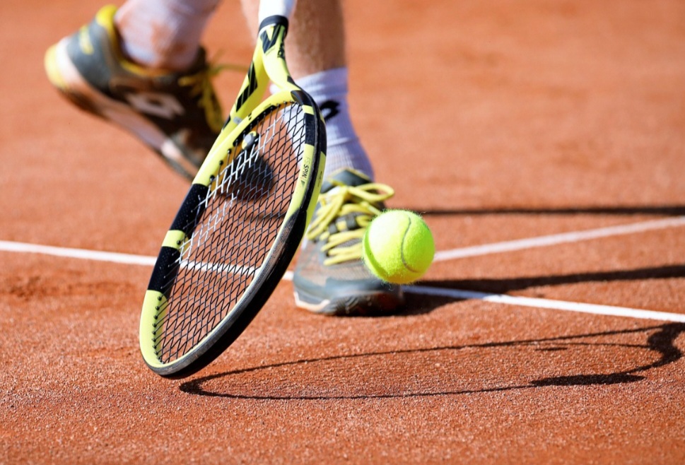 Na Inglaterra do século XIX, os praticantes do esporte tênis de grama passaram a usar esses sapatos com sola de borracha, que se tornaram conhecidos como tênis shoes. Em português, o termo foi encurtado para tênis e passou a designar qualquer calçado esportivo.