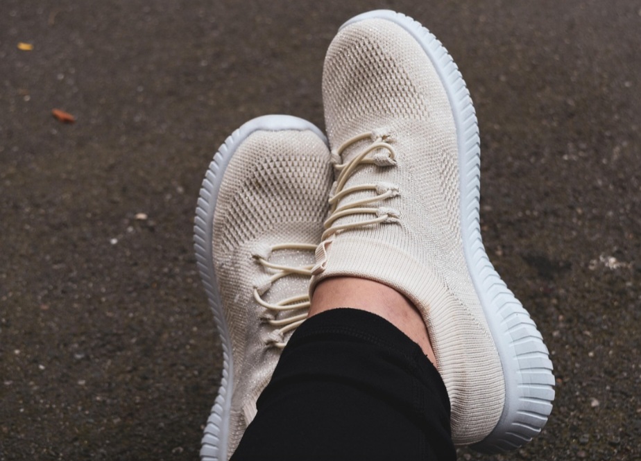 Versões do esporte e do calçado têm sido criadas para atender a diferentes públicos, incluindo tênis adaptado para pessoas com deficiência, ampliando o alcance e a versatilidade do produto. 