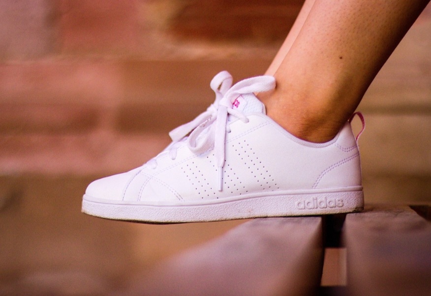 Mesmo assim, era necessário a criação de um objeto mais confortável para a prática de esporte. O calçado tênis, então, surgiu na Inglaterra no final do século XIX como um sapato esportivo confortável e com sola de borracha.