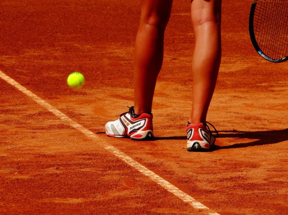 Esse tipo de calçado foi criado especificamente para o jogo de tênis, que por sua vez tem origem na palavra francesa tenez (receba) usada ao lançar a bola. 