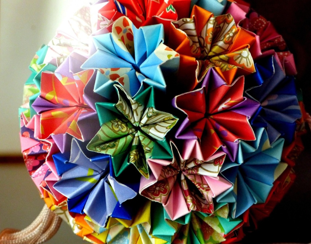 A história de Sadako Sasaki e os mil tsurus, símbolo de cura e paz mundial, solidificou o origami como uma mensagem universal de esperança. 