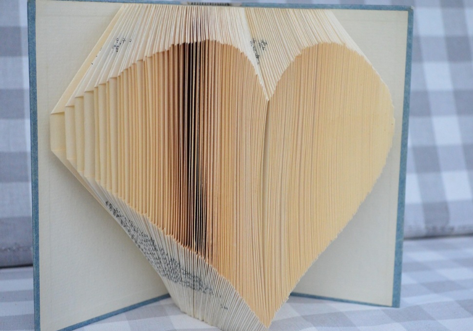 A história do origami começa com a chegada do papel ao Japão no século VI, vindo da China, onde inicialmente foi usado em rituais religiosos e cerimônias, como nas decorações de casamentos xintoísta e embrulhos.