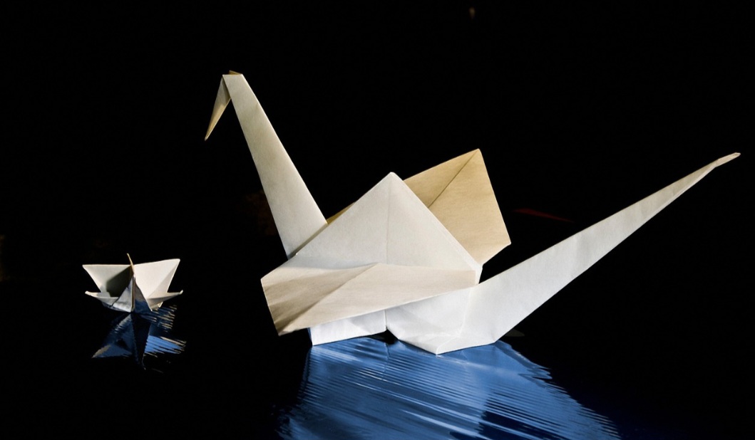 A palavra origami, que significa dobrar papel, existe desde o Período Heian, mas hoje é um termo inclusivo para dobraduras de papel de qualquer cultura.