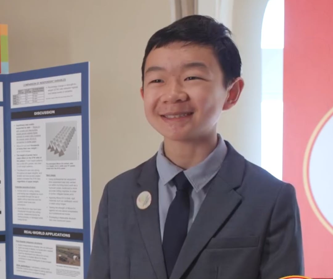 Um adolescente de 14 anos, de Nova York,  nos Estados Unidos, ganhou US$ 25 mil, cerca de R$ 133 mil, por um projeto de origami que pode suportar até 10 mil vezes o próprio peso. Trata-se de Miles Wu, que venceu o Thermo Fisher Scientific Junior Innovators Challenge 2025.