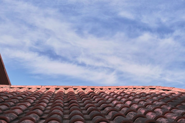 Com o avanço do aquecimento urbano, soluções simples para reduzir o calor nas cidades têm ganhado espaço no debate sobre planejamento e saúde pública. Entre elas estão os telhados frios, coberturas pensadas para refletir mais luz solar e absorver menos calor.