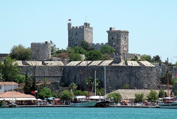 O Mausoléu de Halicarnasso sobreviveu por séculos, mas foi destruído por uma série de terremotos entre os séculos 12 e 15. Suas pedras foram usadas pelos Cavaleiros de São João para construir o Castelo de Bodrum.
