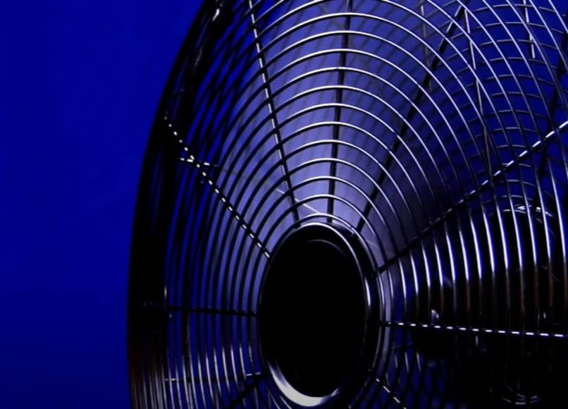 Ventilador na janela: Embora você possa sentir mais conforto térmico quando o ventilador está voltado para você, ele, na verdade, não tem a capacidade real de esfriar o ambiente; ele apenas movimenta o ar. 