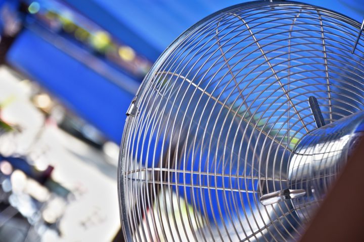 Uma boa opção é posicionar o ventilador na direção da janela durante a noite, pois geralmente, nesse período, a temperatura fora do quarto é mais baixa do que dentro.