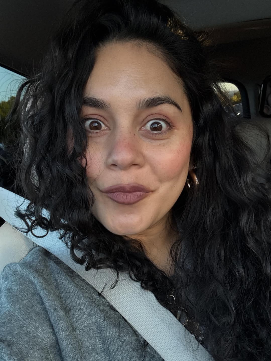 Segundo a especialista, o puerpério envolve alterações hormonais, privação de sono e grande desgaste físico, o que torna natural a sensação de vulnerabilidade. Assim, falar sobre esses aspectos contribui para reduzir culpa e pressão, e evita a romantização da maternidade.
