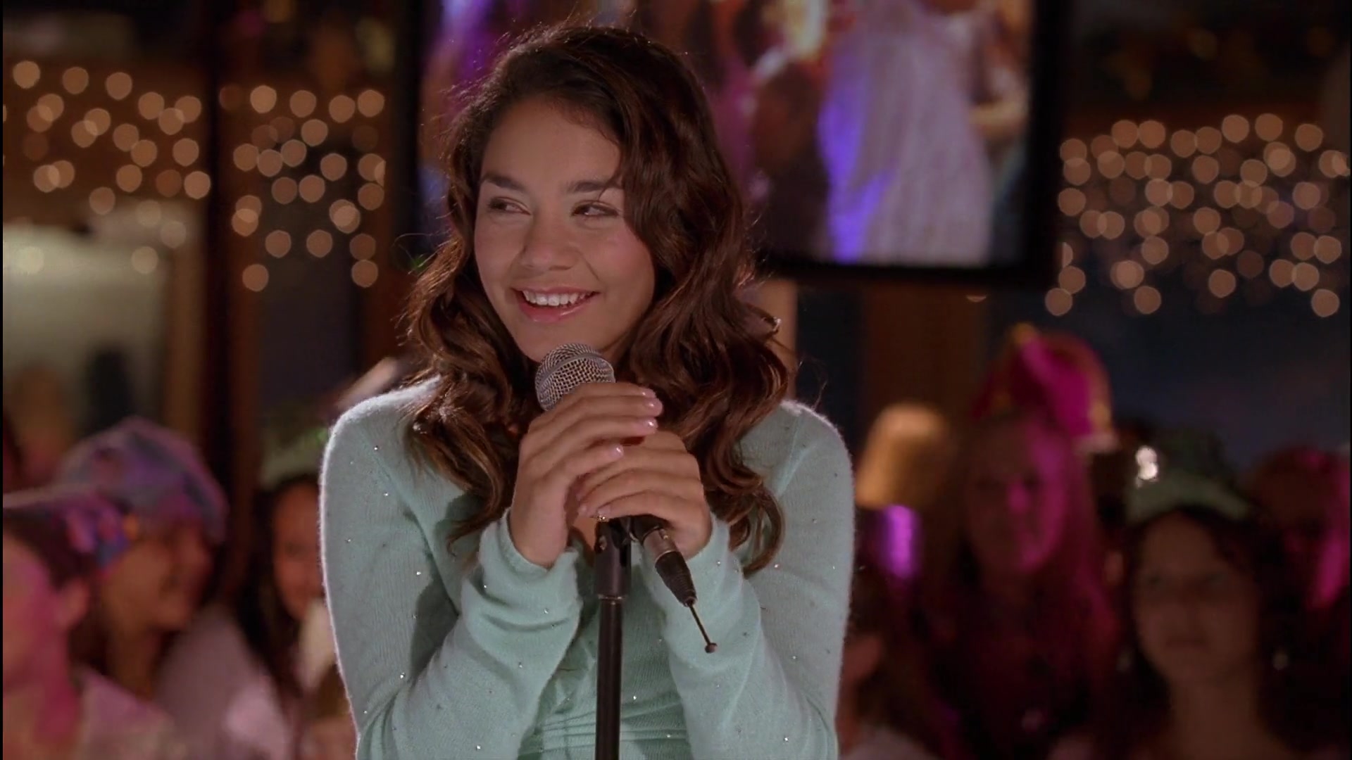 Lançado em 2006, High School Musical tornou-se um fenômeno global, quebrou recordes no Disney Channel e lançou Vanessa ao estrelato. A trama acompanha Troy Bolton e Gabriella Montez, que descobrem seu talento musical e enfrentam desafios para conciliar a música com as expectativas escolares. 
