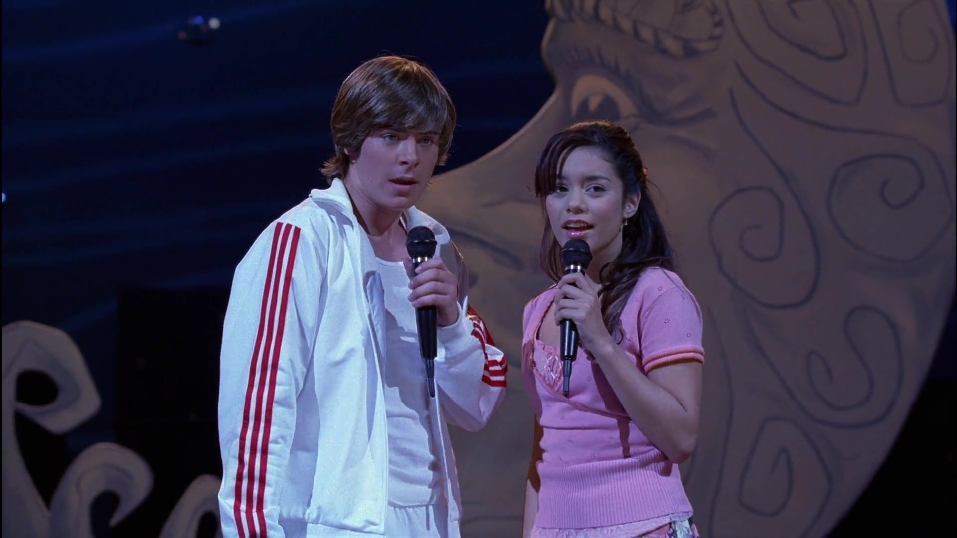 O sucesso do filme também se refletiu nas paradas musicais: o dueto Breaking Free subiu da 86ª para a 4ª posição no Billboard Hot 100 em apenas uma semana, estabelecendo o maior avanço da tabela em quase cinco décadas. O filme ainda emplacou seis músicas no ranking em duas semanas, superando o recorde dos Beatles.
