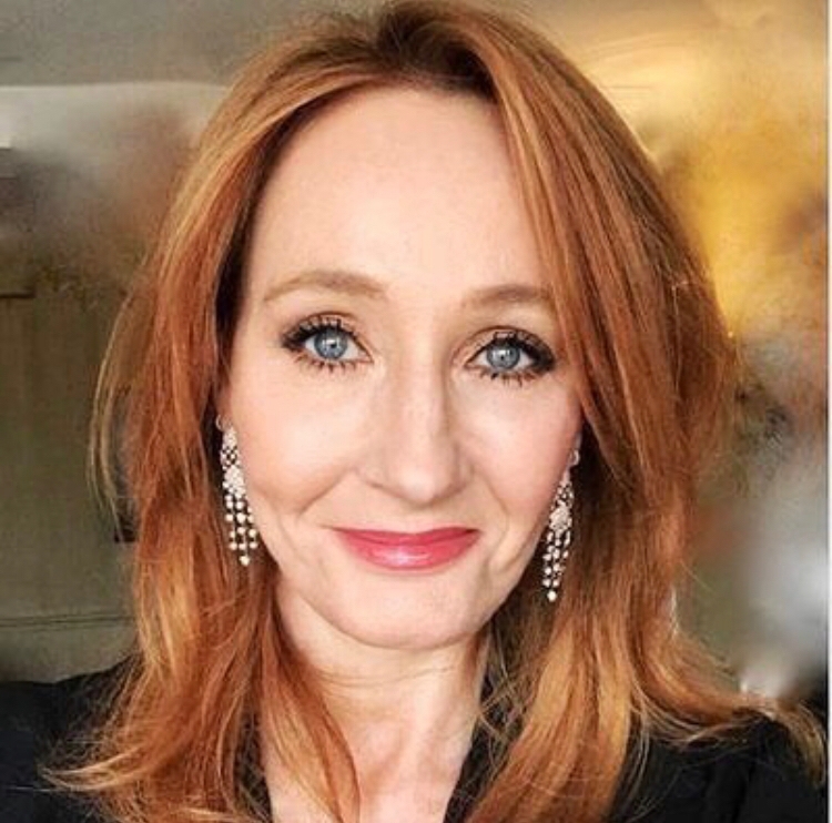 Além disso, J. K. Rowling foi eleita pela Enciclopédia Britânica uma das 300 mulheres que mudaram o mundo.