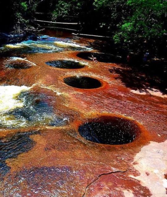 Quando vistos de cima, os círculos alinhados se parecem com uma obra de arte da natureza, e quando vistos do nível da água, lembram jacuzzis naturais encaixadas nas rochas.