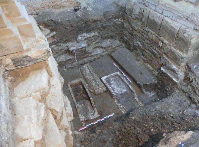 As escavações revelaram caixões de madeira contendo restos mortais de adultos e crianças.