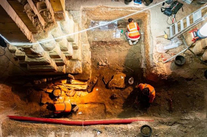 Essa instalação agravou problemas estruturais decorrentes do uso da igreja para armazenar sal nos séculos 18 e 19. O condimento impregnado no solo subiu aos pilares, rachando as fundações.