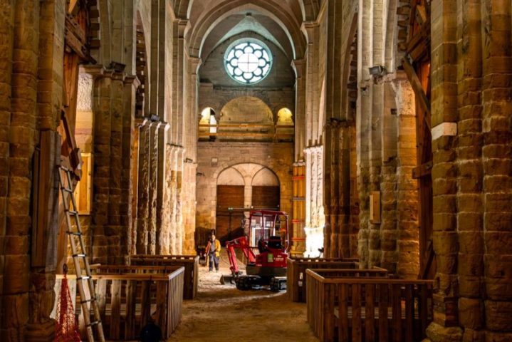 A restauração na igreja começou devido a danos causados por uma laje de aquecimento instalada na década de 1970.