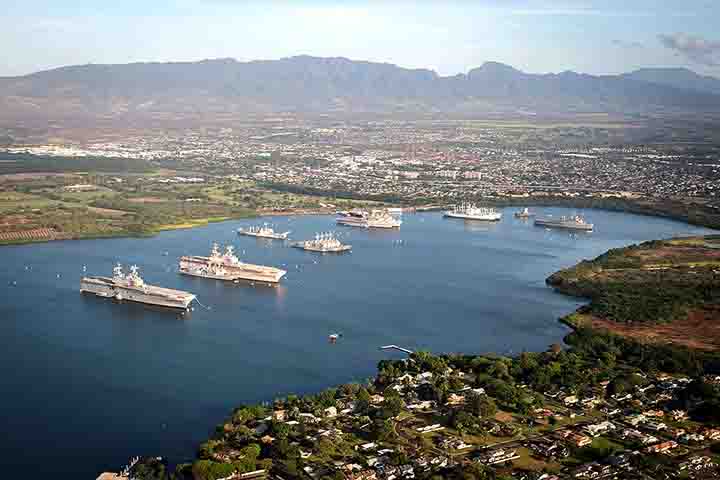 Honolulu abriga a Frota do Pacífico dos EUA e o importante porto de Pearl Harbor, um testemunho do papel estratégico da cidade na defesa. 