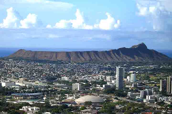 A queda da monarquia havaiana ocorreu em 1893, quando a rainha Liliʻuokalani foi deposta por um golpe liderado por empresários americanos com o apoio de tropas dos Estados Unidos.