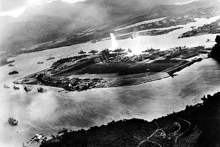 O ataque japonês a Pearl Harbor, em Honolulu, em 7 de dezembro de 1941, foi um evento crucial da Segunda Guerra Mundial, marcando a entrada dos Estados Unidos no conflito. Resultou na destruição de navios, aeronaves e na perda de milhares de vidas.