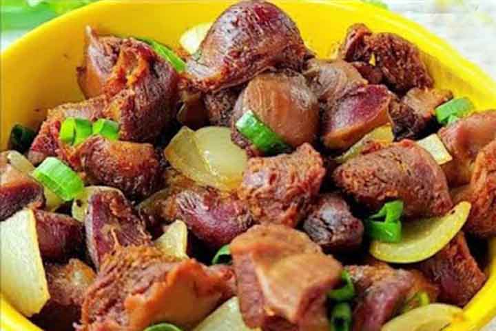 Além disso, seu preparo influencia muito suas qualidades nutricionais e sensoriais. Por ser uma carne fibrosa, exige cozimento adequado - tempo suficiente ou uso de panela de pressão - para se tornar macia.
