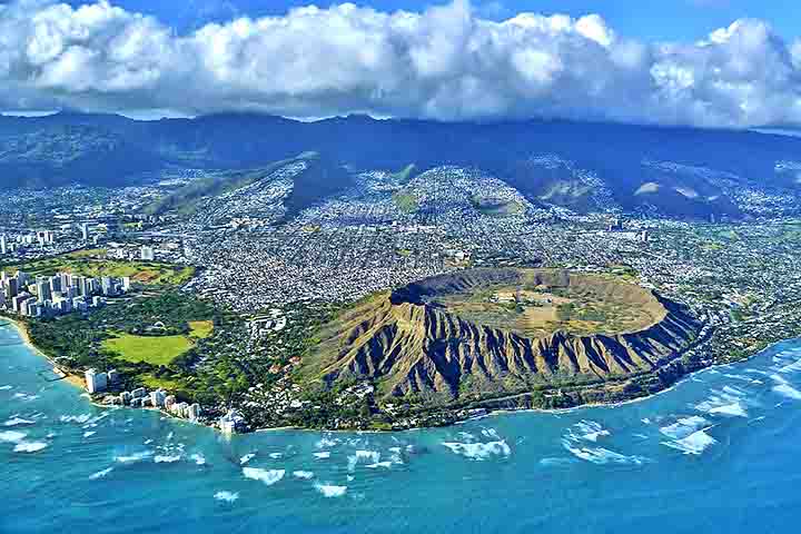 Um dos maiores monumentos da natureza em Honolulu é o Diamond Head. Trata-se de uma gigantesca cratera formada há mais de 100 mil anos.