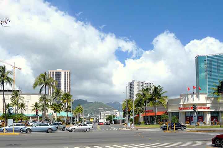 A chegada de trabalhadores de plantações da China, Japão, Filipinas, Coreia e outras partes da Ásia no século XIX enriqueceram a culinária havaiana. O arroz tornou-se um alimento básico, além do uso de soja, gengibre e outros condimentos asiáticos.