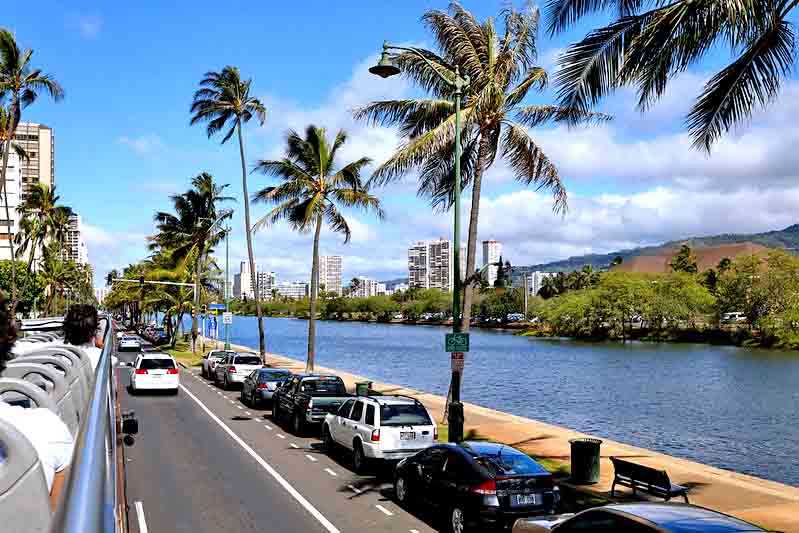 Honolulu é um caldeirão cultural, refletindo a influência de povos polinésios, asiáticos e ocidentais, com destaque para a culinária diversificada e as tradições locais. 