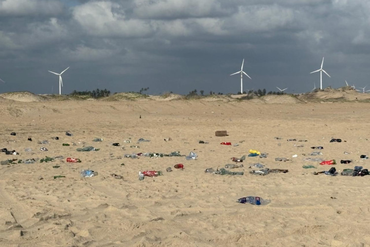 Praia de Flecheiras amanheceu repleta de lixo