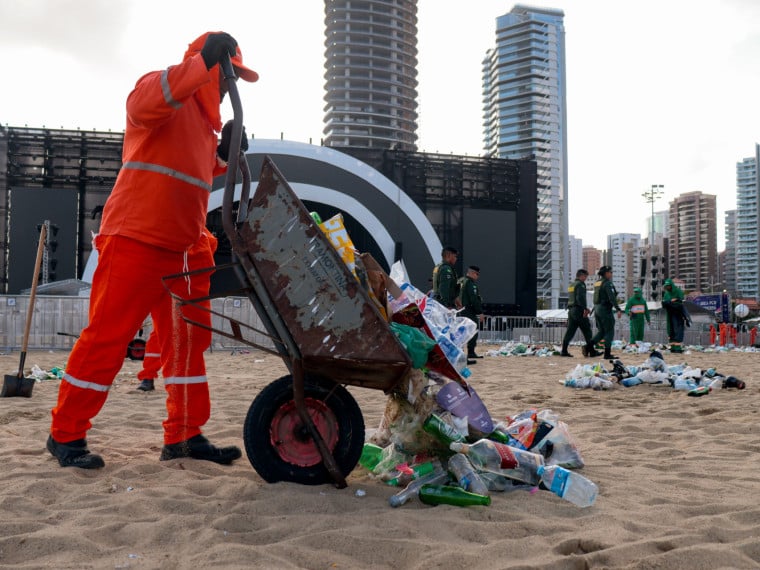 Inicio da coleta de lixo e limpeza da Praia de Iracema 