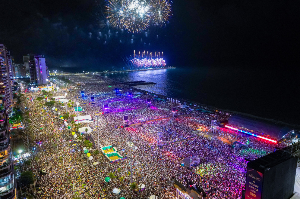 Rev&eacute;llon em Fortaleza, com 10 minutos de queima de fogos(Foto: AUR&Eacute;LIO ALVES)