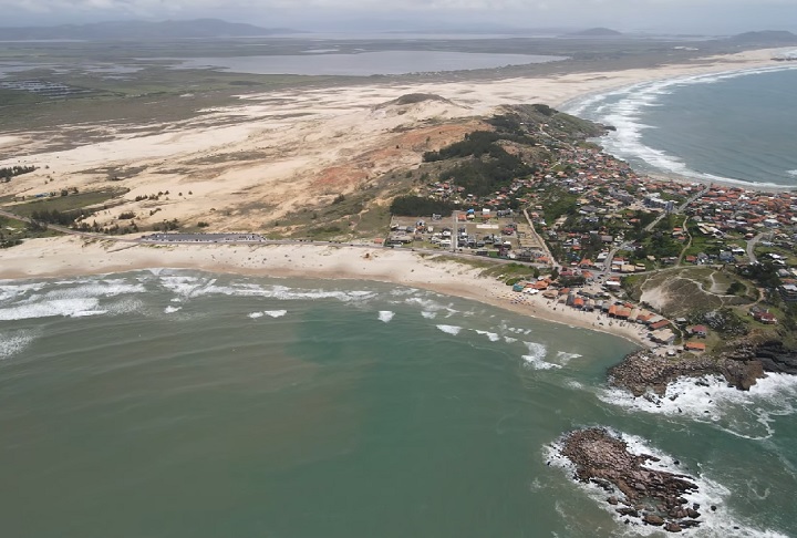 Além da importância histórica, Jaguaruna é conhecida por suas praias de águas calmas e ideais para a família, como a Praia do Camacho e do Arroio Corrente.
