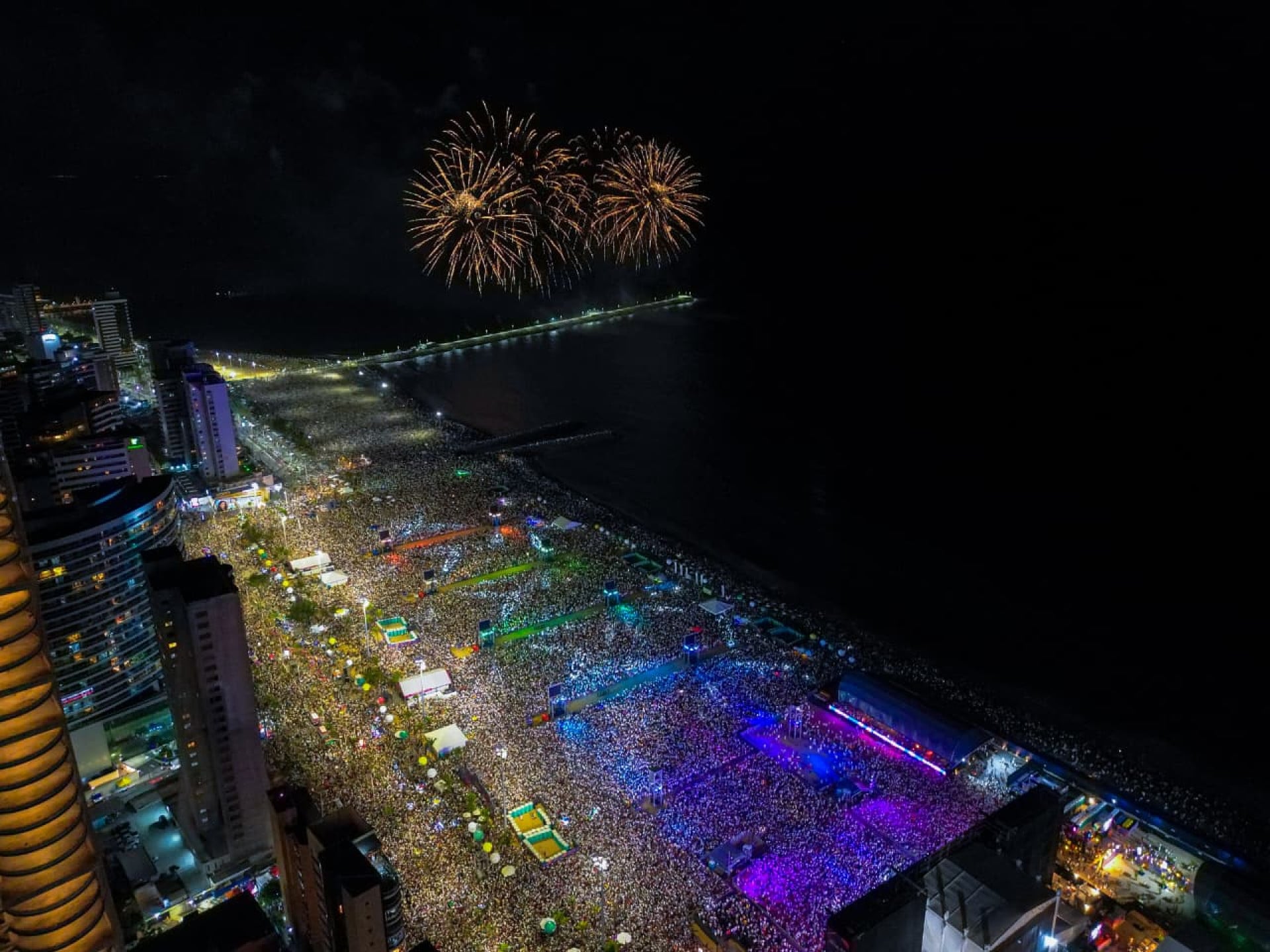 Queima de fogos e show de Seu Jorge receberam 2026 na Praia de Iracema, em Fortaleza  (Foto: Aurélio Alves / O POVO)