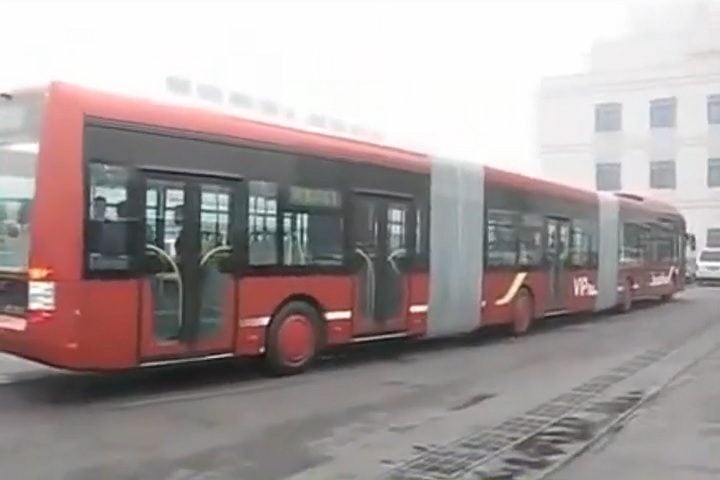 Youngman JNP6250G (China) – Comprimento: 25 metros; Capacidade: Não informada. Opera em larga escala em cidades como Pequim.