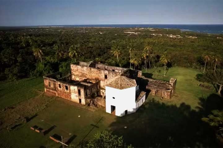 Pouca gente sabe, mas o único castelo medieval das Américas fica localizado no Brasil, mais especificamente na Mata de São João, Bahia.