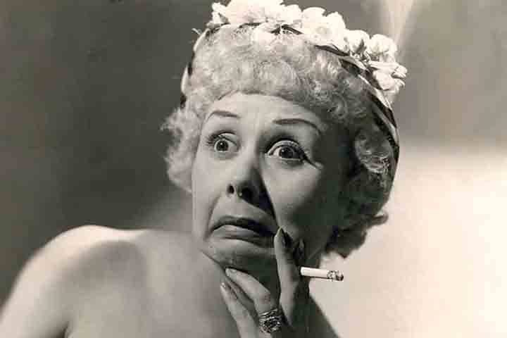 Na infância, Dercy e os irmãos foram abandonados pela mãe, que deixou a casa após descobrir uma traição do marido. Ela foi criada pelo pai alcoólatra.
