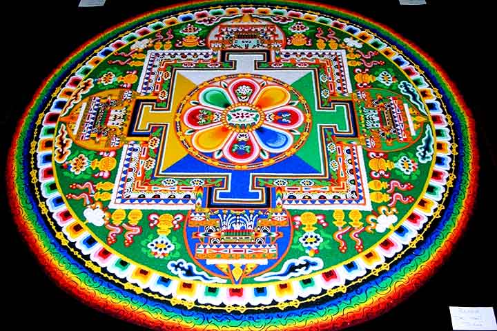 Mandalas são desenhos geométricos circulares que representam a harmonia e o equilíbrio do universo. São usadas em diversas culturas para meditação, arte e espiritualidade.