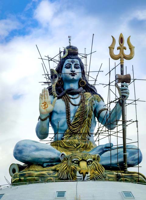 O tridente também está associado a um dos deuses supremos da religião do hinduísmo: Shiva. Na Mitologia Hindu, o tridente é conhecido como Trishula, o que representa a força e a união.
