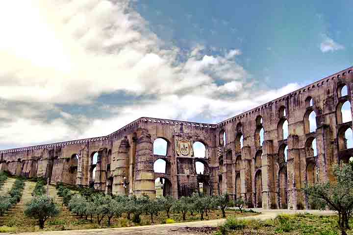No campo turístico, o Alentejo tem crescido como destino para quem busca experiências mais tranquilas e autênticas. O turismo rural, o enoturismo, as rotas gastronômicas e as trilhas naturais são importantes atrativos.
